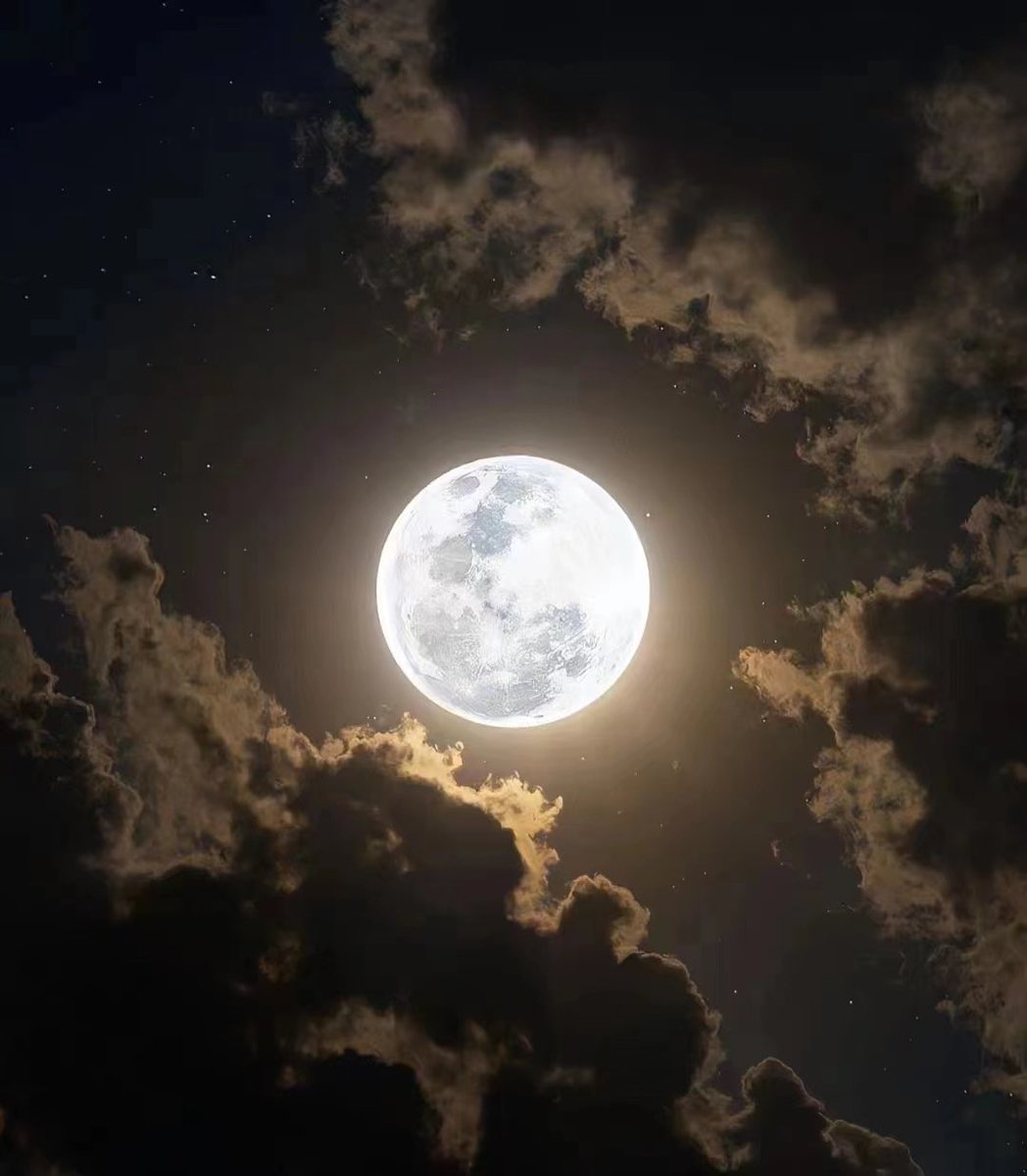 Luz_z7's tweet photo. Here is a full moon
In China,
we believe that the full moon
symbolizes reunion.
Means Tuanyuan
I hope when you see the moon
you are reunited
with your lover and family. https://t.co/eixOR2UC1S