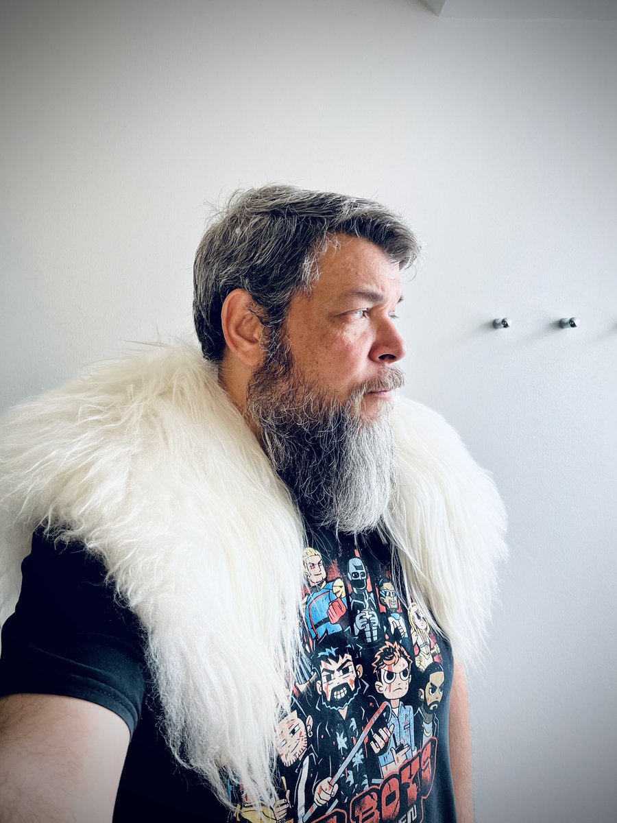 Fanboy30Cosplay's tweet photo. Absolutely love this fur collar I purchased from Etsy. Can’t wait to add this to my medieval Loki #cosplay https://t.co/uwpqbRa96G