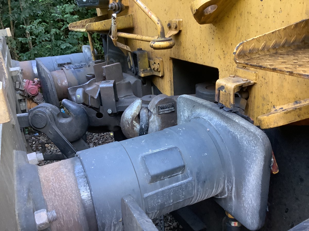 13milepost's tweet photo. Troublesome Trucks & Naughty diesels - when you can't go forward or backwards it's up and across #TrackTeam ๐ง ๐ฆบ Breakdown & #Recovery ๐ช
๐ถ Ying Ying Ying Ying #Clonk #ShedWatch ๐ซ
๐ง #RailRecovery๐ง Tea but no biscuits ๐ง๐ https://t.co/2xq0nVOWJL