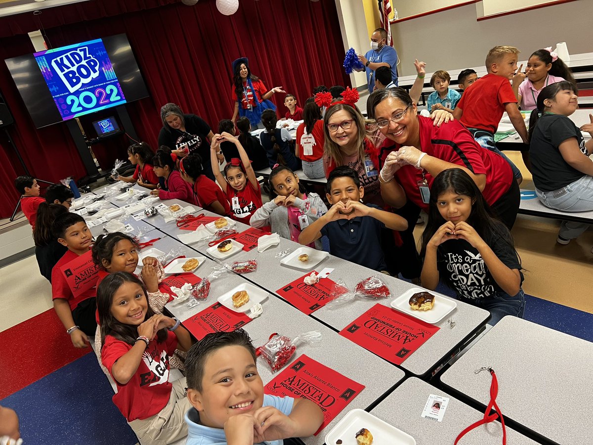 venturalively's tweet photo. Look out @LivelyEagles! Amistad House Leaders in full effect! I can’t wait to see their leadership skills THRIVE and BLOSSOM! #housesystems #thelivelyway #bethestandard @LivelyPride @EduPhillips86 @CuberoMagana @LivelyCounselor https://t.co/5iyBF1JeyM