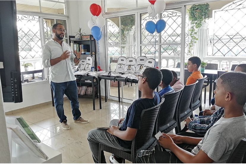Este es el <a href="/yeralffir/">Yeralffi Arache</a> que conocemos, un joven fajador, valioso y comprometido con el bienestar colectivo, gran servidor desde @ambienterd 

Es una pena el abuso que están cometiendo con el en La Romana.