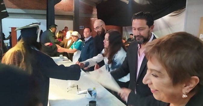 idipronbogota's tweet photo. 🎓#Grados2022 👨🎓👩🎓Celebramos junto a 130 de nuestros beneficiarios y beneficiarias la alegría de recibir su título de bachiller, han sido muchos los obstáculos en la vida, pero serán más los logros que vendrán. https://t.co/oef9MoTXCI