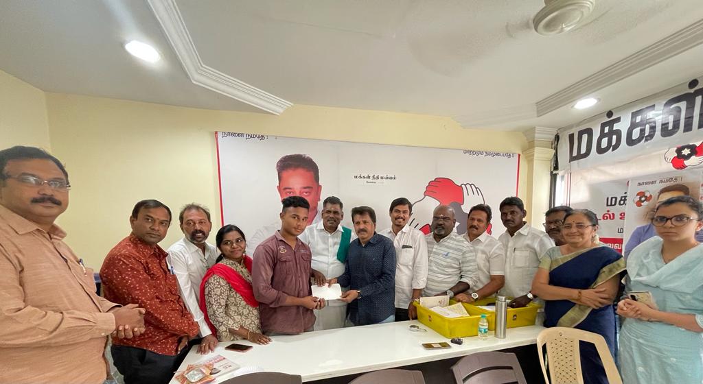 Maiamcbezone's tweet photo. விக்ரம் 100 வது நாள் வெற்றி விழா கொண்டாட்டம்

 மக்கள் நீதி மய்யம் நற்பணி இயக்கம் மண்டல அணி
சார்பாக பொருளாதாரத்தில் பின்தங்கிய  மாணவனுக்கு கல்வி உதவித்தொகை   துணை தலைவர் திரு R தங்கவேலு அவர்களால் வழங்கப்பட்டது. நிகழ்வில்  மாநில, மண்டல மற்றும் மாவட்ட நிர்வாகிகள் பங்கேற்றனர். https://t.co/J60o0PTqMR