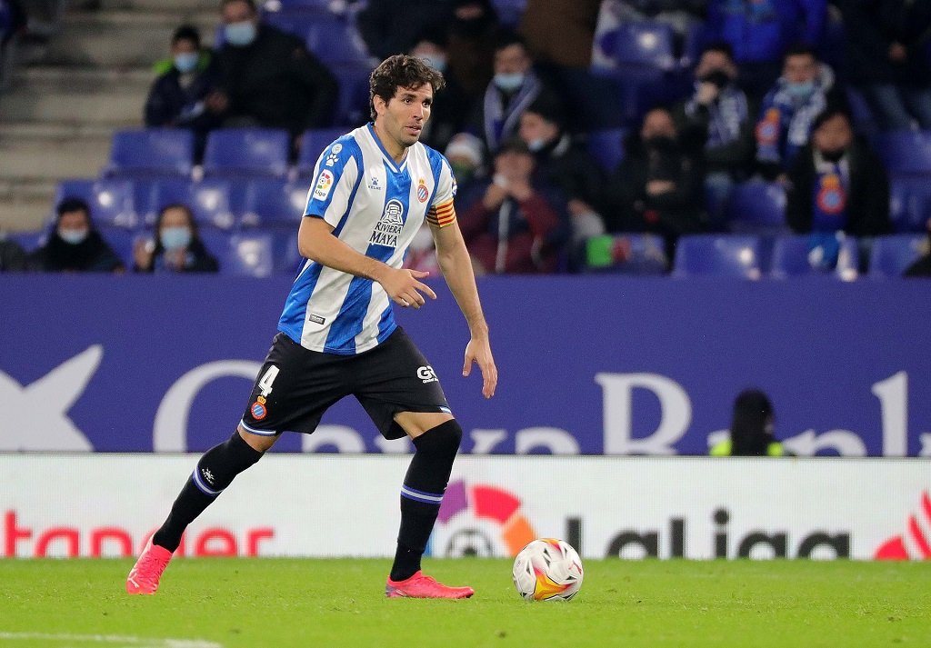 LEANDRO CABRERA. De la escuela de centrales aguerridos uruguayos, lo que él no iba a clase. Ha salido en más fotos que la Preysler en el HOLA. Pocas películas de terror dan más miedo que su salida de balón. Nos ha quitado más puntos que la Guardia Civil a Farrukito. #rcde