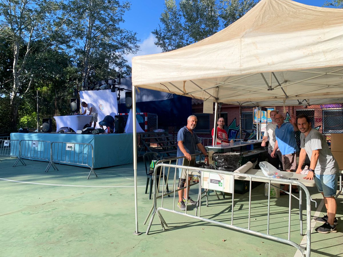 misju's tweet photo. Veïns i veïnes, voluntaris i voluntàries de l’@ApvMas enllestint preparatius per la gran #FestaMajor2022 de #MasGener aquesta tarda! Tot preparat! Us hi esperem! Fes-te soci/a :) https://t.co/jNMdOUbfxa