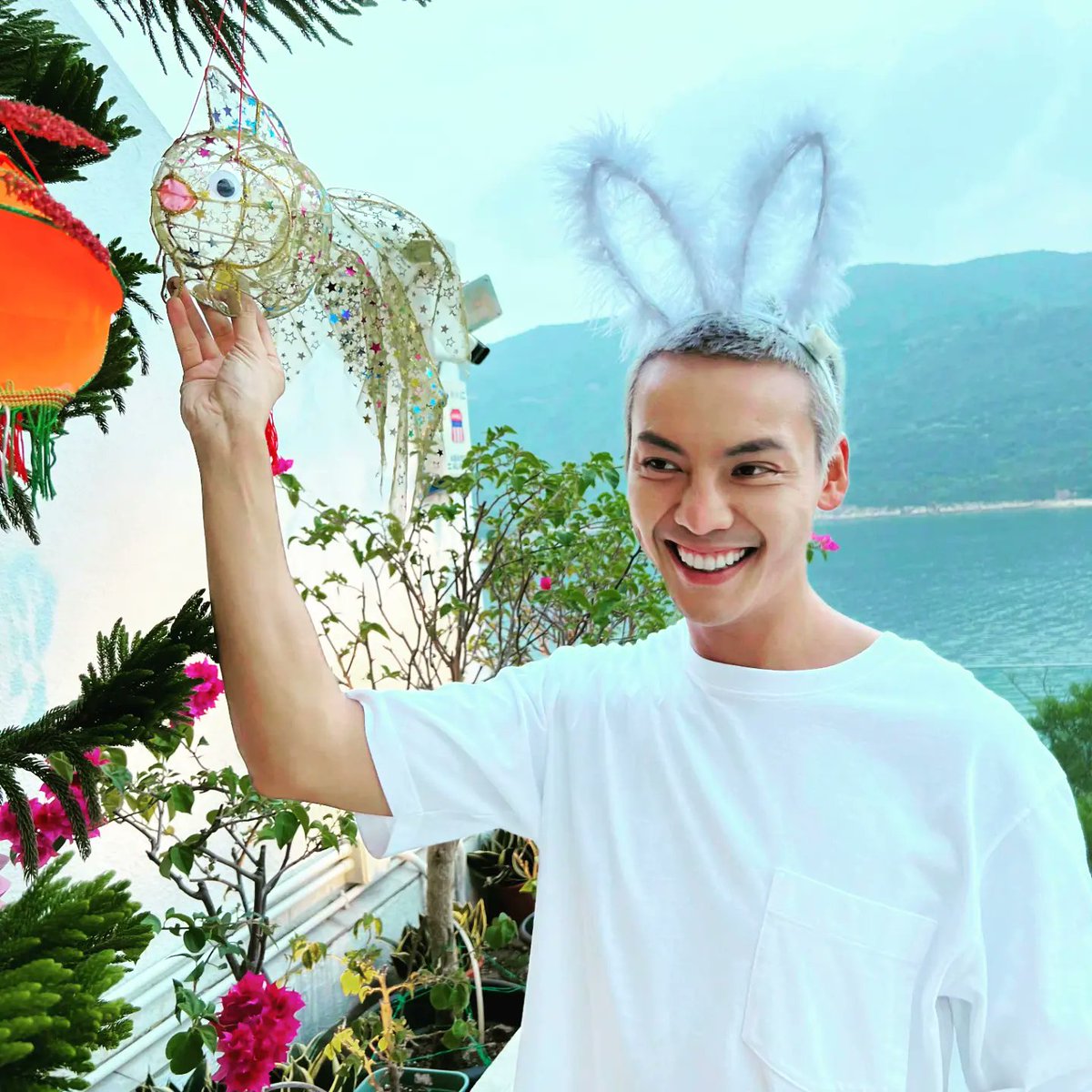 williamchanph's tweet photo. 一家人在一起，中秋节快乐🌕🐇 #williamchan陈伟霆 #williamchanwaiting陈伟霆 #williamchanwaiting #williamchan #williamchanphilippinesfc #陈伟霆 
#陳偉霆 #ウィリアム・チャン  #陈伟霆 #진위정 #เฉินเหว่ยถิง #风暴舞  #橙红年代 #南方有乔木 https://t.co/cDHA4eRJvU