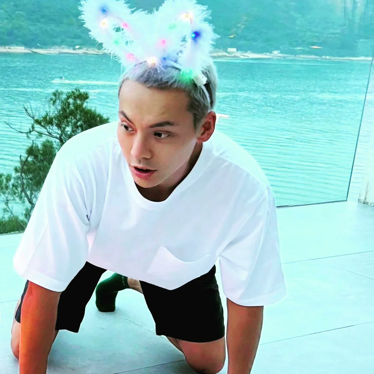 williamchanph's tweet photo. 一家人在一起，中秋节快乐🌕🐇 #williamchan陈伟霆 #williamchanwaiting陈伟霆 #williamchanwaiting #williamchan #williamchanphilippinesfc #陈伟霆 
#陳偉霆 #ウィリアム・チャン  #陈伟霆 #진위정 #เฉินเหว่ยถิง #风暴舞  #橙红年代 #南方有乔木 https://t.co/cDHA4eRJvU
