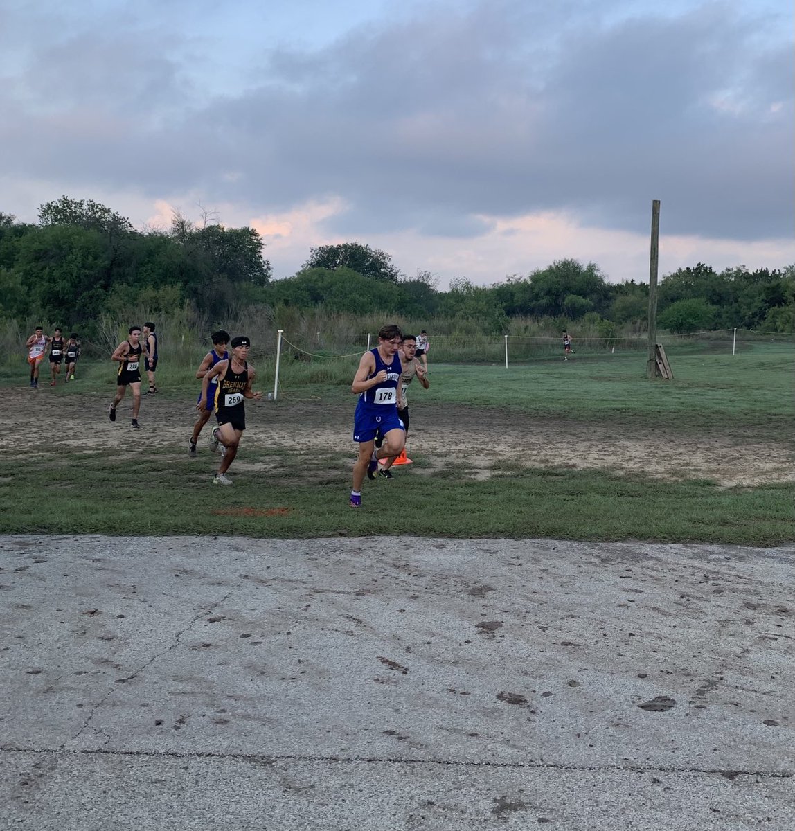 CoachMelendez7's tweet photo. Mac XC Varsity Boys finishing strong at NEISD XC meet! ⁦@PrincipalHDZ⁩ ⁦@BrahmasXC⁩ ⁦@MacBrahmaSports⁩ https://t.co/D6YweoFvTr