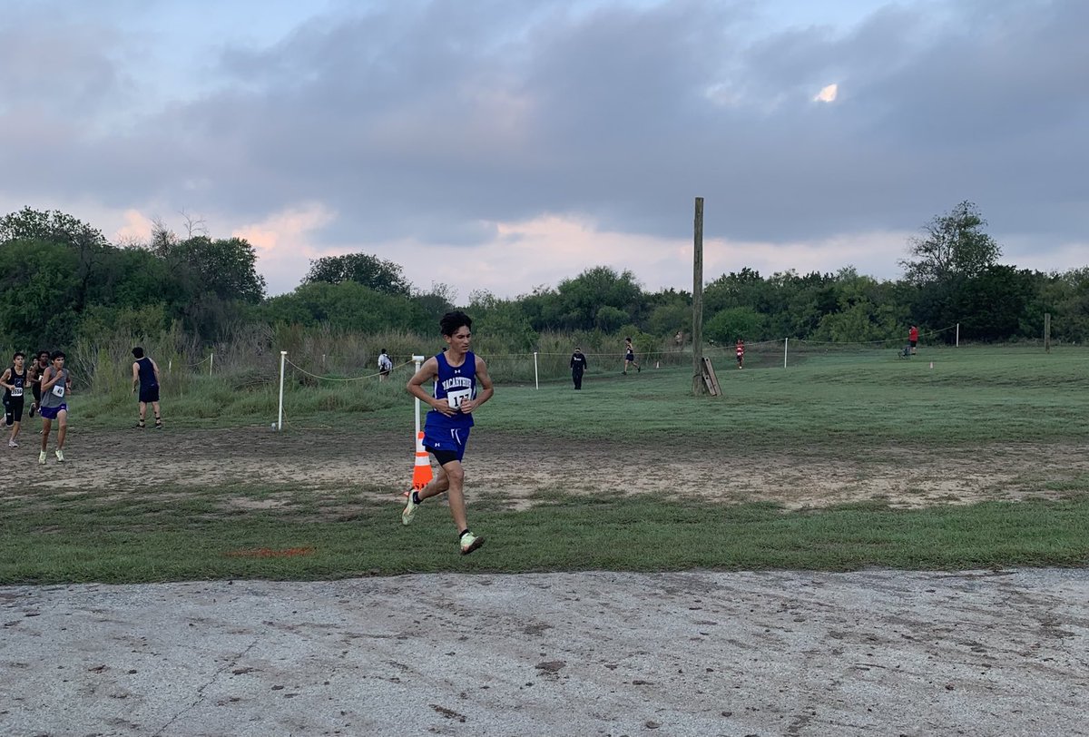 CoachMelendez7's tweet photo. Mac XC Varsity Boys finishing strong at NEISD XC meet! ⁦@PrincipalHDZ⁩ ⁦@BrahmasXC⁩ ⁦@MacBrahmaSports⁩ https://t.co/D6YweoFvTr