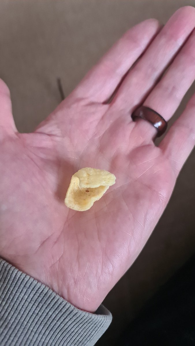 lokotze's tweet photo. @SimbaChipsSA Disgusting how you charge more for Chipniks but give less!
Inferior product! I remember the days when Simba chips had great flavour and a chipnik was great for dips. What am i supposed to do with this?? https://t.co/J7AEvUOm3r