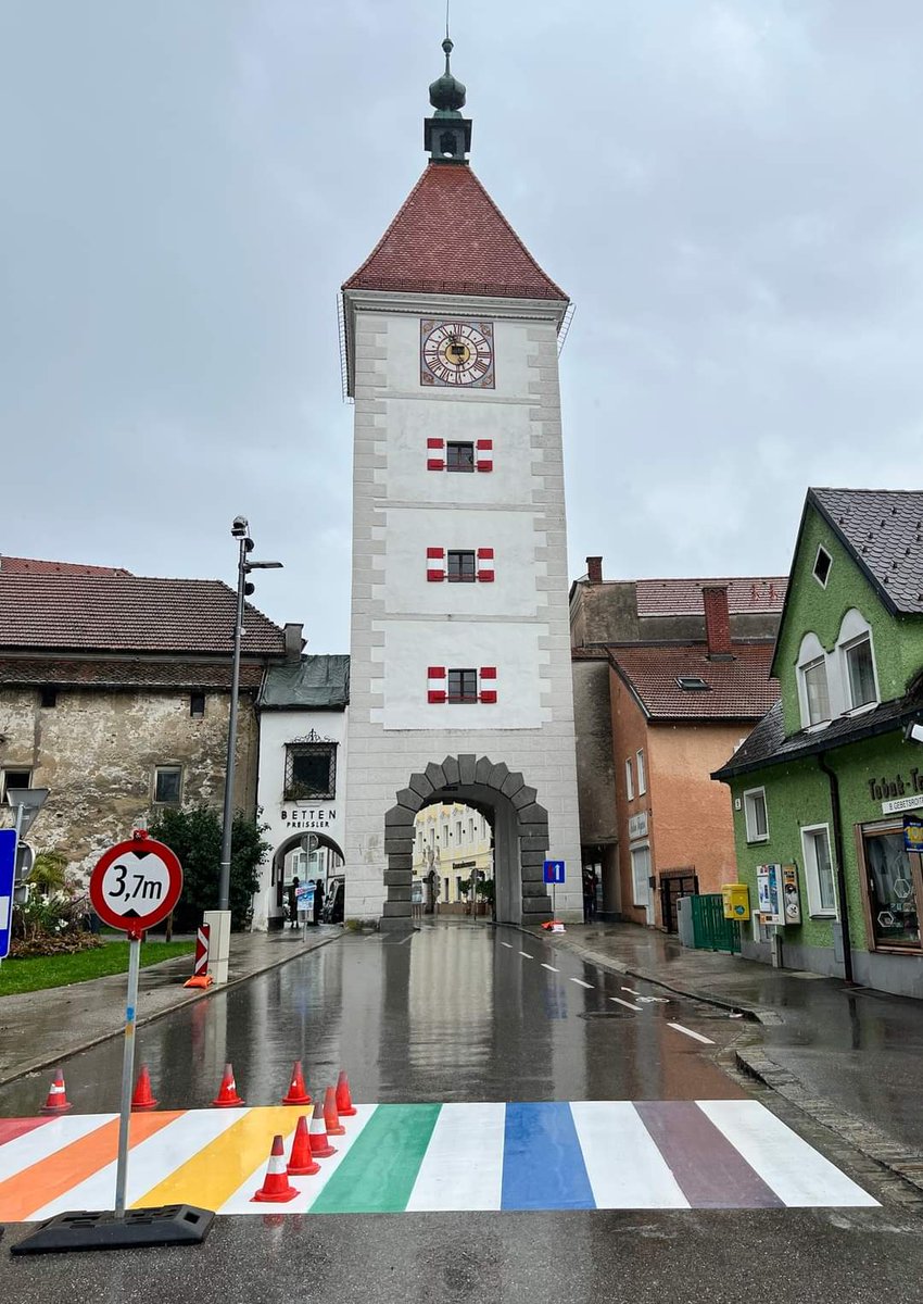 GanzertS's tweet photo. Wels wird bunt! Seit heute 12 Uhr wird das Welser Wahrzeichen von einen 🌈-Schutzweg gesäumt. Es braucht endlich Akzeptanz statt Toleranz. #lgbtqcommunity #wels #stadtwels #wös #regenbogen https://t.co/ij6nUqUqMq