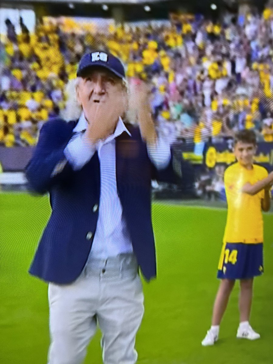 Muchos de los que están en el estadio no lo vieron jugar, pero todos saben de él. Hermoso reconocimiento a una leyenda del Cádiz y un embajador de El Salvador. #mágicoGonzález