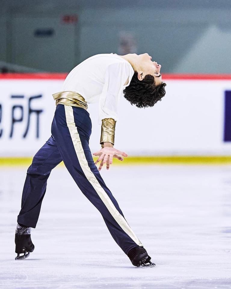 fisg_it's tweet photo. Uno strepitoso Nikolaj Memola si impone nella terza tappa di Junior Grand Prix a Riga dominando la gara maschile! 👏⛸💙

225.76 punti che valgono il personal best per l’azzurro 💪❄️

Leggi 👉 https://t.co/6jSr0AfRDu

📸 Photo Credit: @isufigureskating 

#fisg4passion #jgpfigure https://t.co/TP1VEthznc