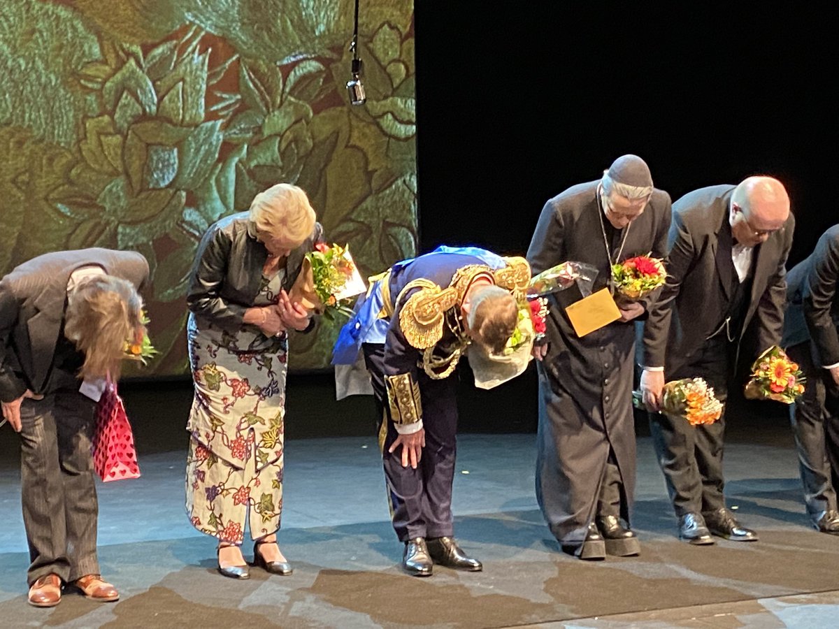 ArjaKujala's tweet photo. Englannissa kuningashuoneen valta vaihtui. Samaan aikaan @Imatrankaupunki esitetään Kuninkaan puhe näytelmää. Kylmät väreet kulkevat selkärangassa. Uskomattomia roolisuorituksia ja viiltävää teknistä osaamista👏. Suosittelen lämpimästi❤️ #teatteriluoelämyksiä https://t.co/6ylVQT56eP