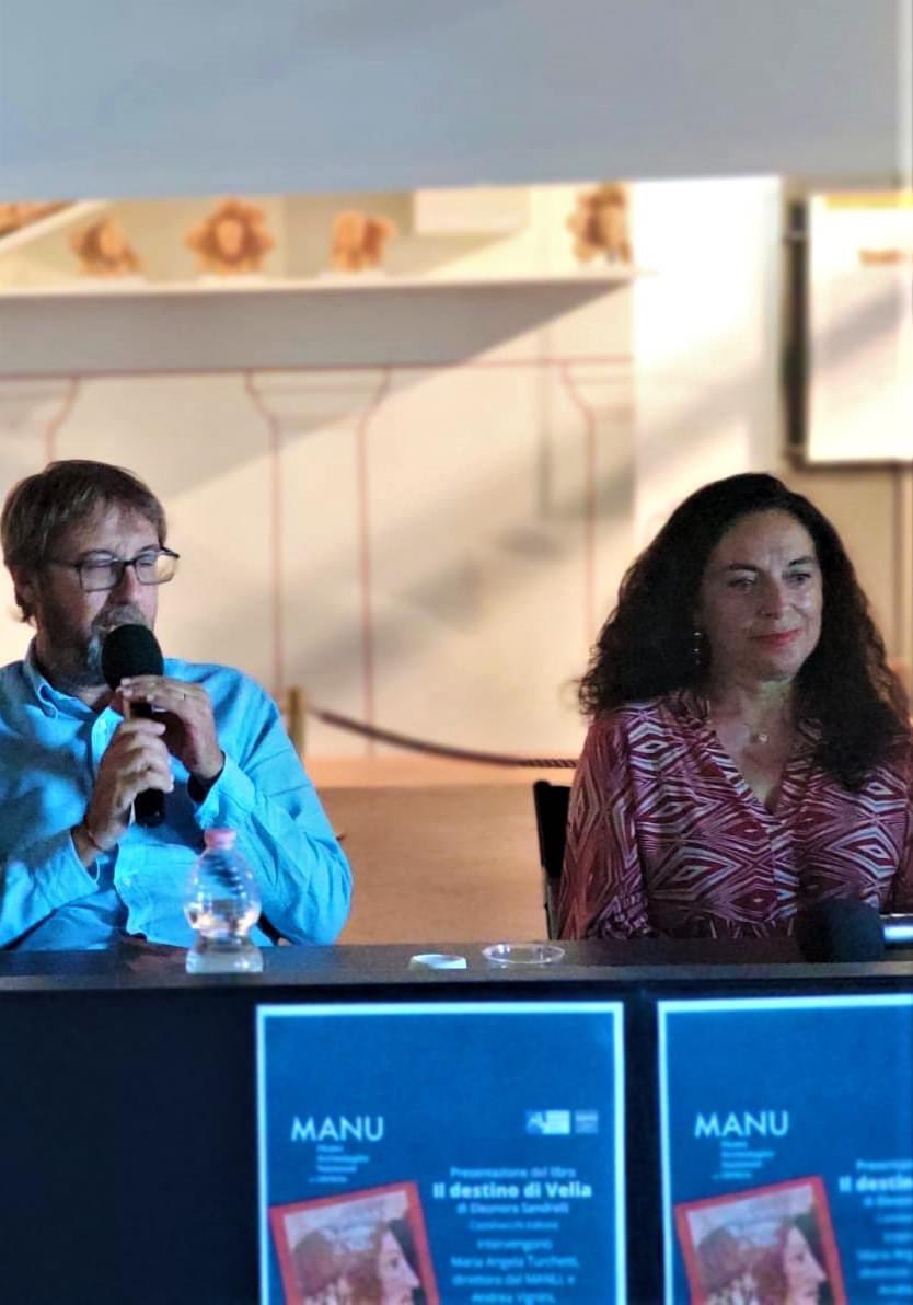 Grande emozione presentare ‘Il destino di Velia’ al Museo Archeologico Nazionale dell’Umbria! 
Grazie alla direttrice del museo Maria Angela Turchetti e all’amico <a href="/AndreaVignini1/">Andrea Vignini</a> !!
 #Castelvecchieditore #etruschi