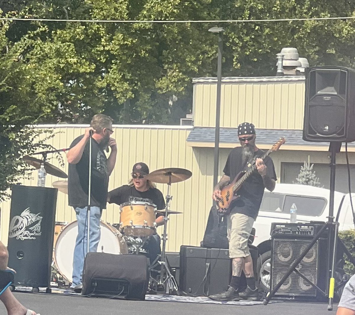 hlp222's tweet photo. Do students get any cooler than this?? I don’t think so. #rustedreserve #porchfest #troyohio https://t.co/bA3ZNNdfWX