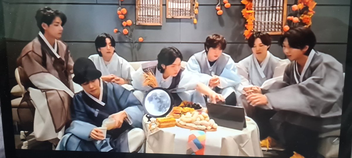 tarmybt's tweet photo. Kime aşıksın? bu yedi adama 🤭🤫😌#bts #btsvlive #BTSARMY #bts #btsarmyforever #bts_twt @BTS_twt https://t.co/WZMTRm7OXI