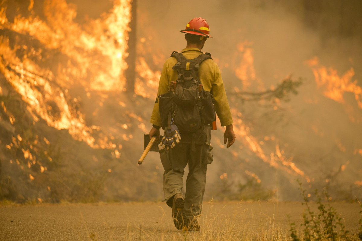 ForestServiceNW's tweet photo. Fire danger is extremely high this weekend w/strong eastern winds blowing hot, dry air across the already dry landscape. This is no time to plan on campfires or using spark-producing equipment. The conditions should only last a couple of days, so let's protect our communities! https://t.co/fBkywuEnrP