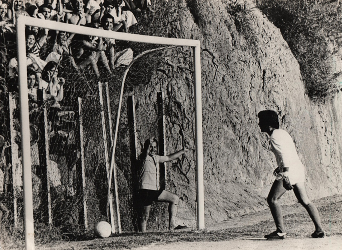 flapravaler's tweet photo. É provável que, mesmo se você olhar essa foto com calma, investigando os detalhes, não consiga dizer do que se trata. A não ser que você conheça o goleiro, ou o feliz ao lado da rede, ou os que se acotovelam no morro do qual saltam raízes. Mas essa foto é de um jogo do Flamengo. https://t.co/mmSbRrAH4i