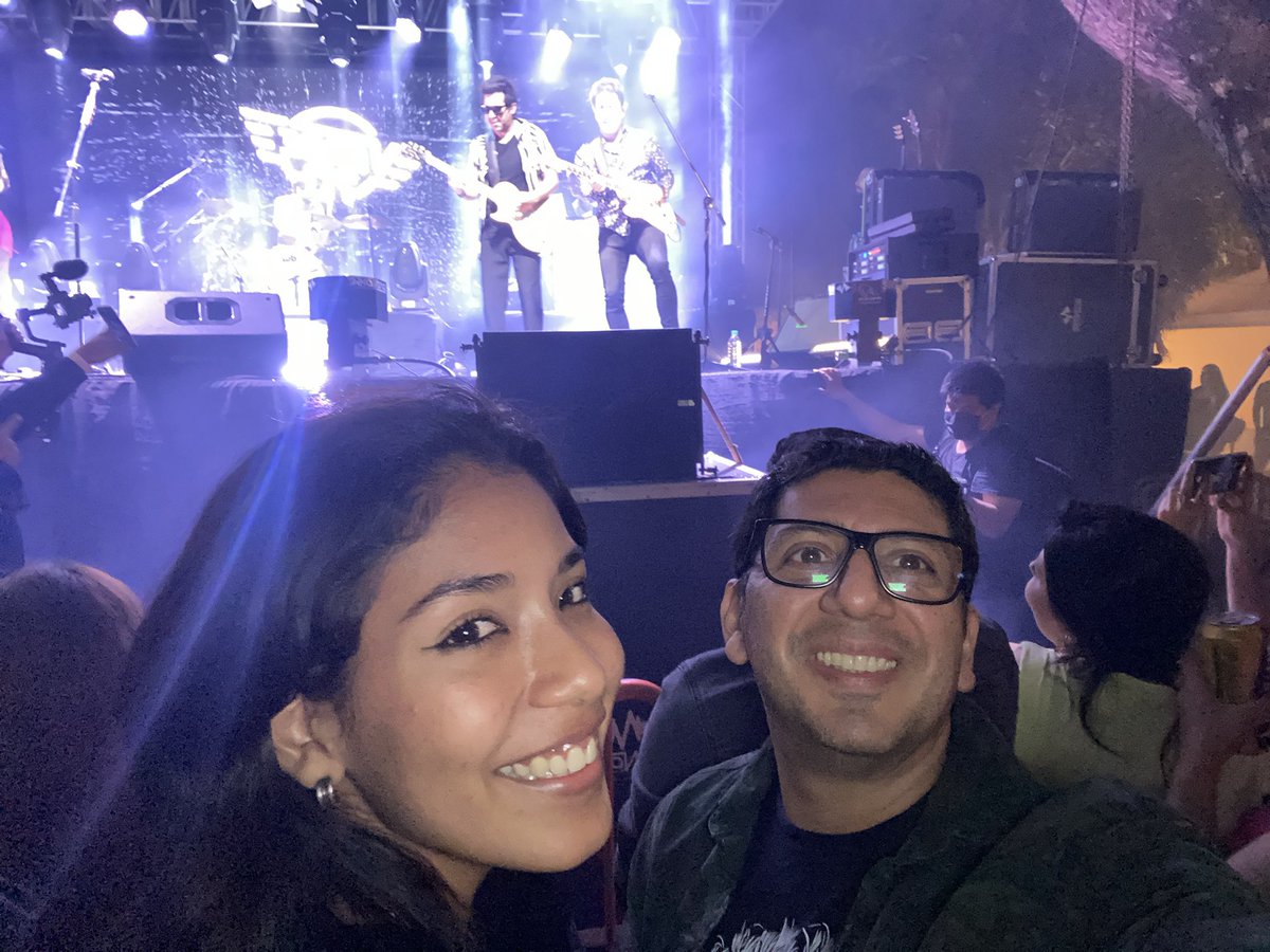 Ricardo_Flowers's tweet photo. Cumple 18 y me dice q quiere ir a ver a @verde70!!! He cumplido con la vida !! De yapa disfrutó de los @losintrepidos y #bluerace en #gustock estuvo genial !! https://t.co/QZPKyXLF7M
