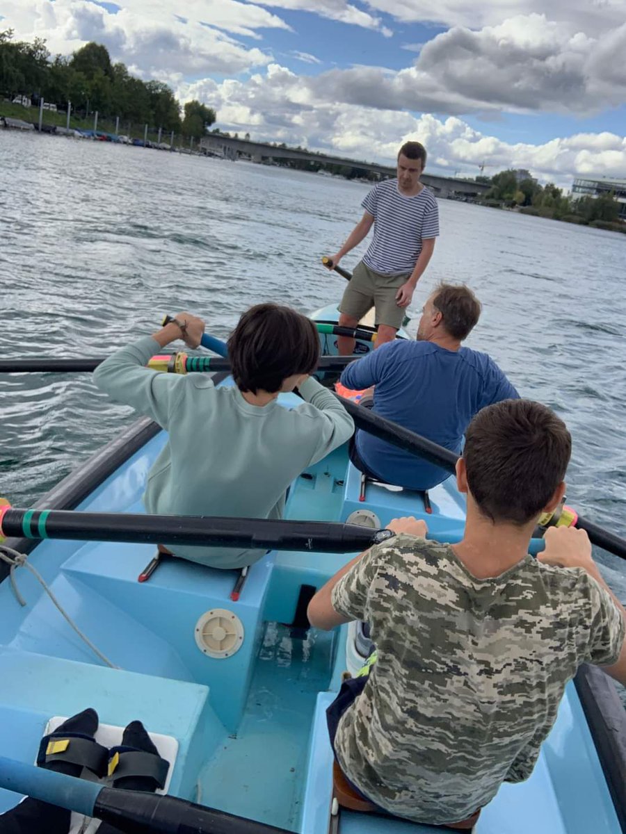 mj_konstanz's tweet photo. Auf Nachfrage durften wir geflüchteten Teenagern aus der Ukraine noch vor dem Schulstart ein kleines bisschen Normalität in den Ferien bieten. Unter widrigen Bedingungen geflüchtet. Endlich wieder Wasser unterm Kiel. 🇺🇦🤙 #Konstanz #Bodensee #mjkn #StandWithUkraine #rowhard https://t.co/0Ss5E5aTNb