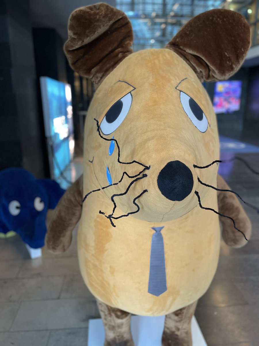 Unsere Maus im ARD-Hauptstadtstudio trauert um ihre Mutter. Die Künstlerin Isolde Schmitt-Menzel ist im Alter von 92 Jahren gestorben. 🖤