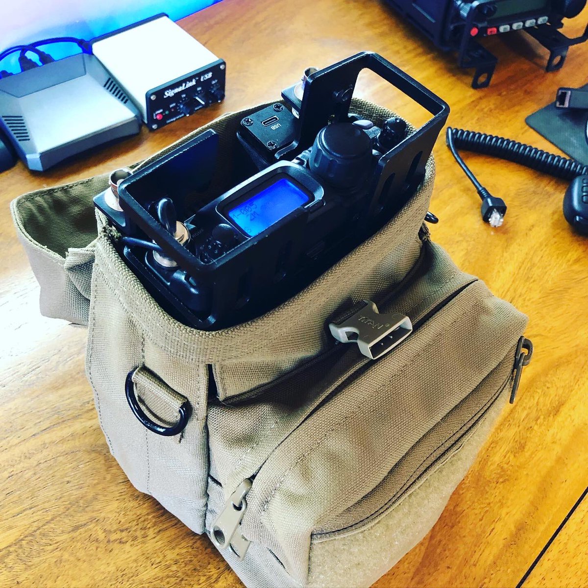 thetechprepper1's tweet photo. Step 5: Want to build a Yaesu FT-818ND manpack radio?

1. Buy the prefect bag. This is my custom manpack bag. Stay tuned for details.
2. Relocate the hand mic
3. Use the internal wire pass throughs the for hand mic and power

#thetechprepper #yaesu #ft818 #manpack #radioporn https://t.co/jB8toz0L2x