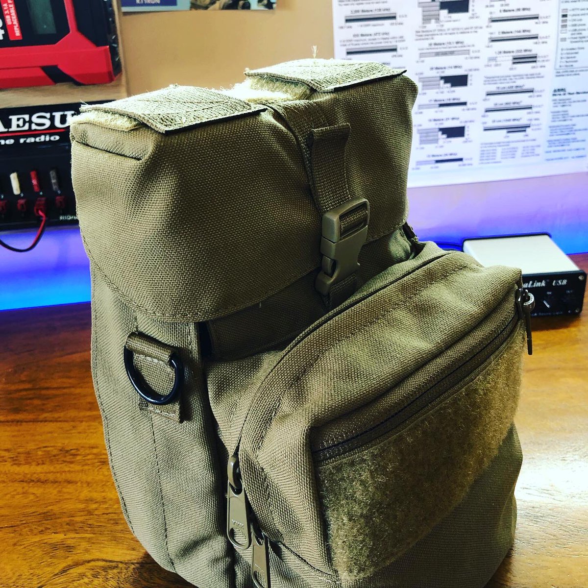 thetechprepper1's tweet photo. Step 5: Want to build a Yaesu FT-818ND manpack radio?

1. Buy the prefect bag. This is my custom manpack bag. Stay tuned for details.
2. Relocate the hand mic
3. Use the internal wire pass throughs the for hand mic and power

#thetechprepper #yaesu #ft818 #manpack #radioporn https://t.co/jB8toz0L2x