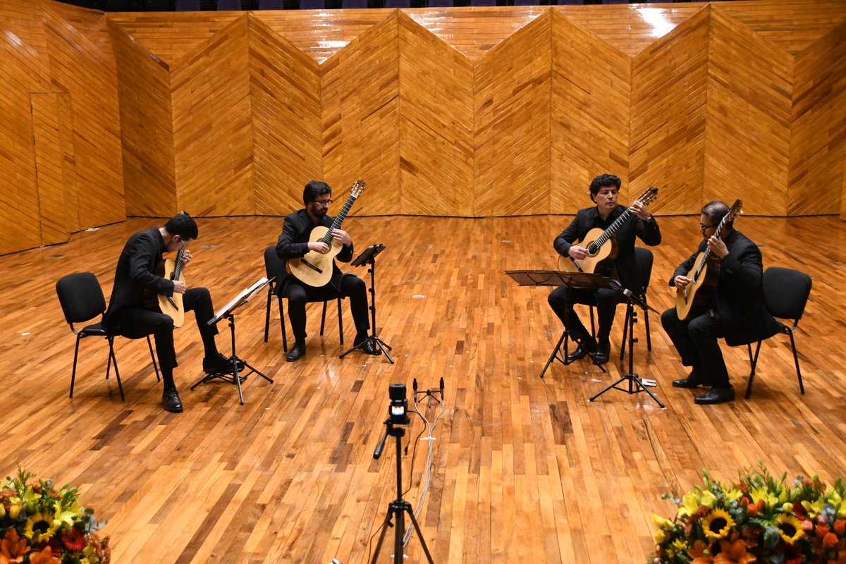 OSEMoficial's tweet photo. Amigas y amigos, este sábado, a las 18 horas, presentaremos el #Programa1 de la Temporada 147 en la reapertura del Teatro Juárez, en El Oro.
¡Los esperamos!
Entrada libre, cupo limitado.
#SomoslaOSEM https://t.co/CGYVw3qWga