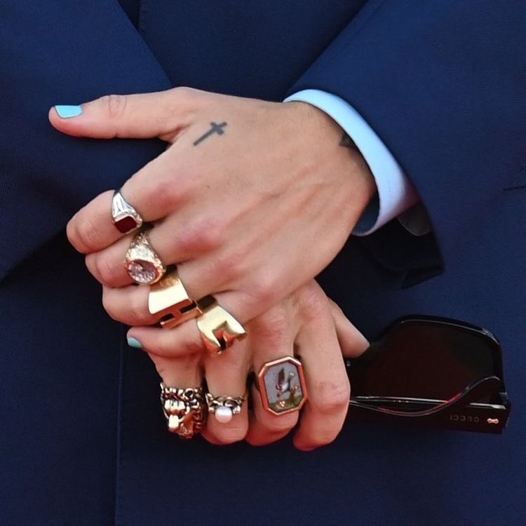 HSFEATURES's tweet photo. Harry Styles’ hands. https://t.co/JnMte9ysSc