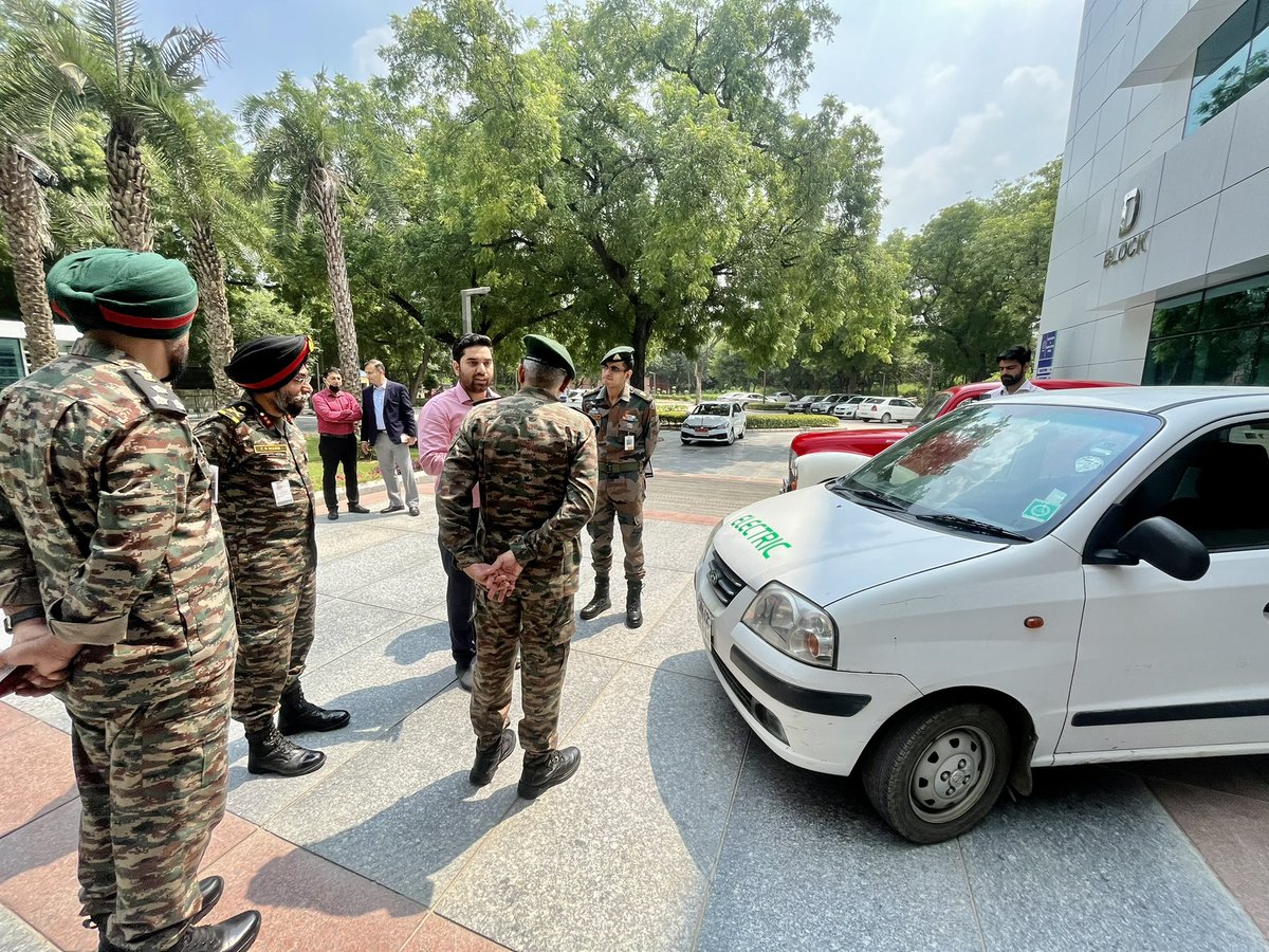 ProjectsTadpole's tweet photo. Proud to present our different solution line to indian army Lt. Gen BS Raju and Maj.Gen. CS Mann along with team at IIT Delhi. https://t.co/n1jdk9bAAh