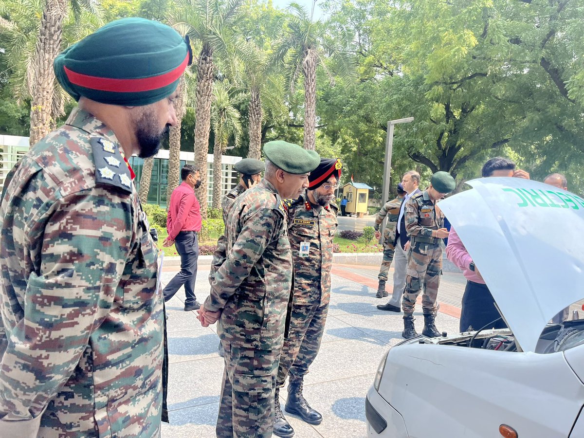 ProjectsTadpole's tweet photo. Proud to present our different solution line to indian army Lt. Gen BS Raju and Maj.Gen. CS Mann along with team at IIT Delhi. https://t.co/n1jdk9bAAh