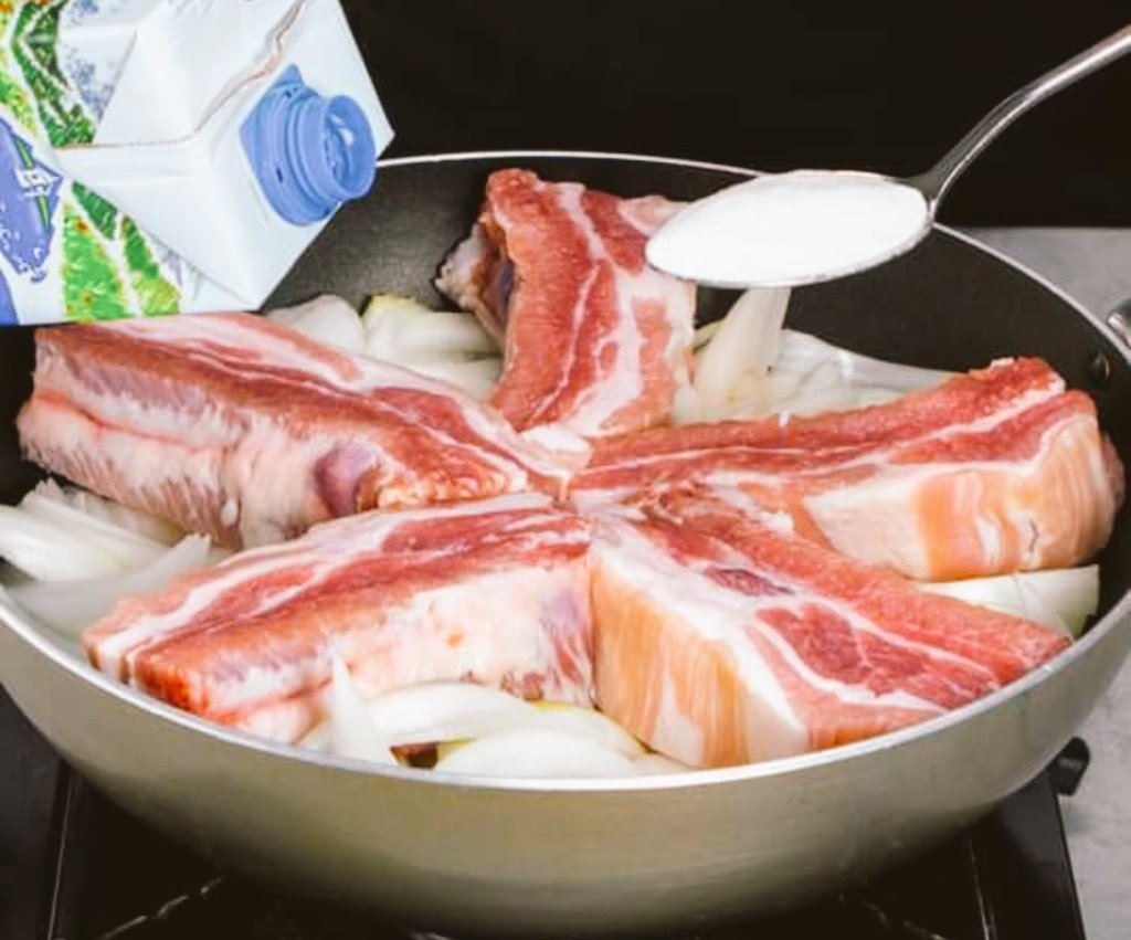 nico_patrascu's tweet photo. Idea for weekend with family and friends!
#porkribs #MILK #bicarbonate #onion  #parsley  #tomato 
#inthepan https://t.co/2ebKwiZNHP