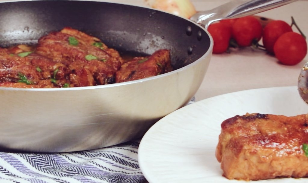 nico_patrascu's tweet photo. Idea for weekend with family and friends!
#porkribs #MILK #bicarbonate #onion  #parsley  #tomato 
#inthepan https://t.co/2ebKwiZNHP