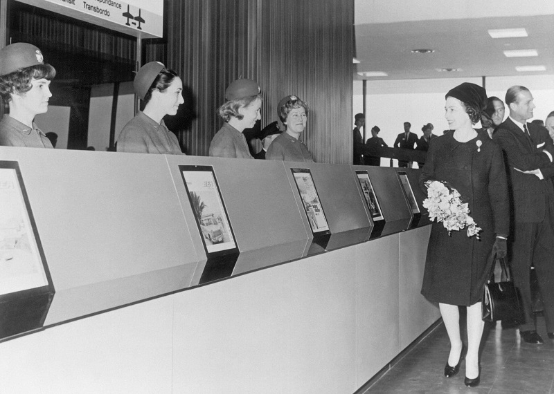 AirportHistory's tweet photo. 👑 To commemorate #QueenElizabeth II, here is an image of #Britain’s longest-reigning monarch inaugurating #London Heathrow’s Terminal 1 on April 17, 1969. 🇬🇧

#airporthistory #aviation #avgeek #airports https://t.co/RUfCCF52oa