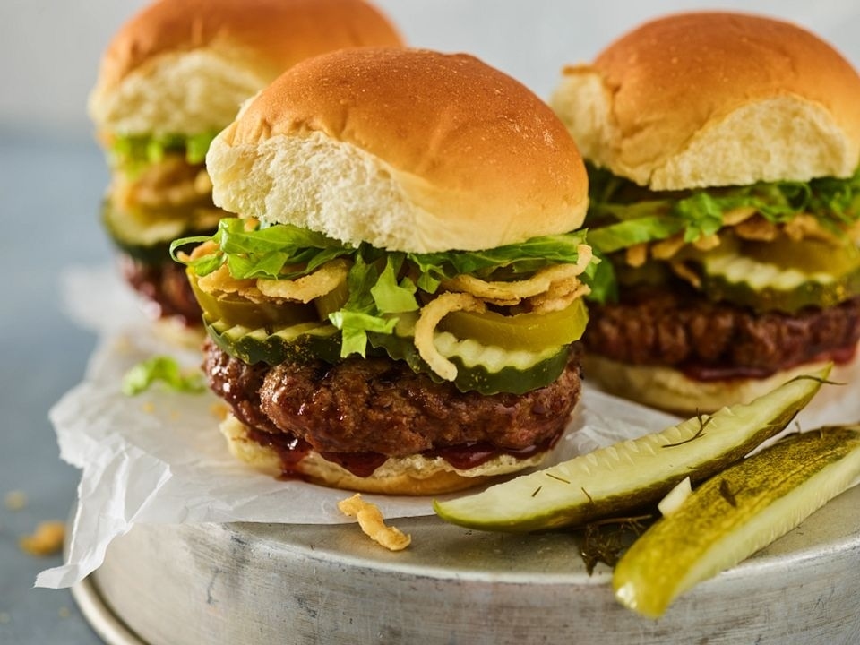 Sweetness from the Hawaiian buns and barbecue sauce paired with the acidity of the pickles makes this burger a bounty of beefy flavors!⁠
@beefitswhatsfordinner ⁠
Link in our bio ⁠
⁠
⁠
#beef #beeftogether #nybeef instagr.am/p/CiV5qftuOmd/