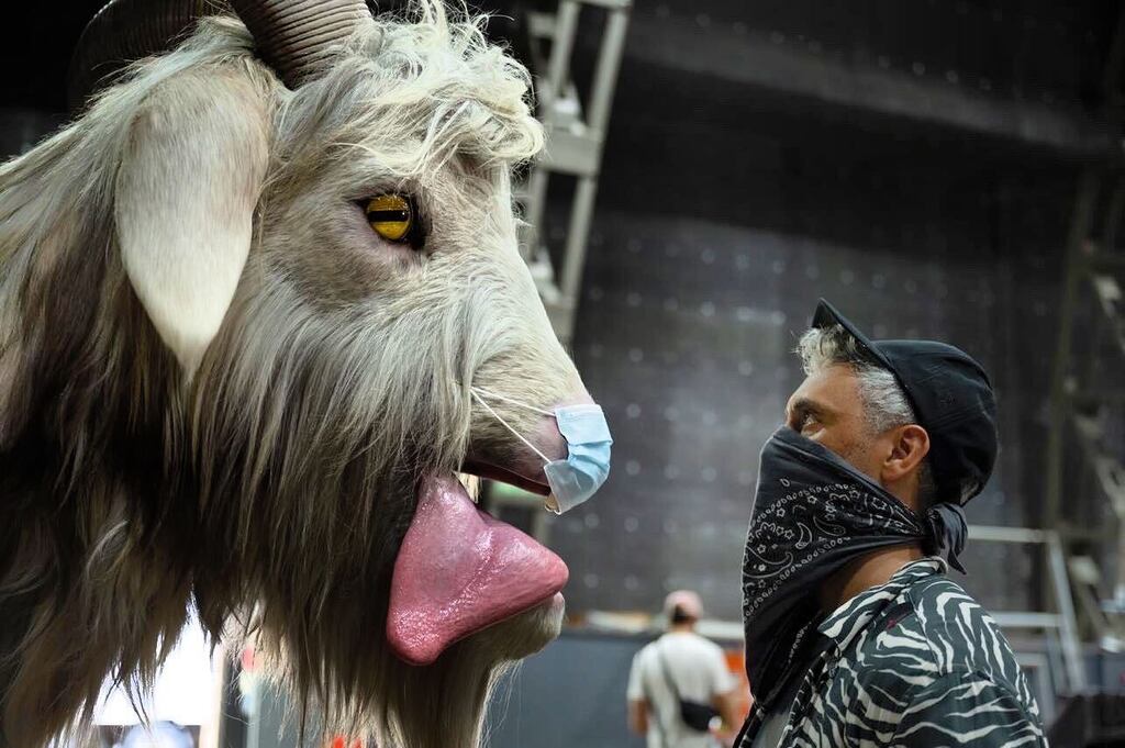 jasinboland's tweet image. The #thorloveandthunder goat with the #goat @taikawaititi practicing onset #covidprotocols repost of my shot from the incredible @odd_studio @adman855 who created the goats, #gorr and so much more…@nikonaustralia @nikonusa @nikonuknordic #nikon @nikonambassador #hollywood #p…