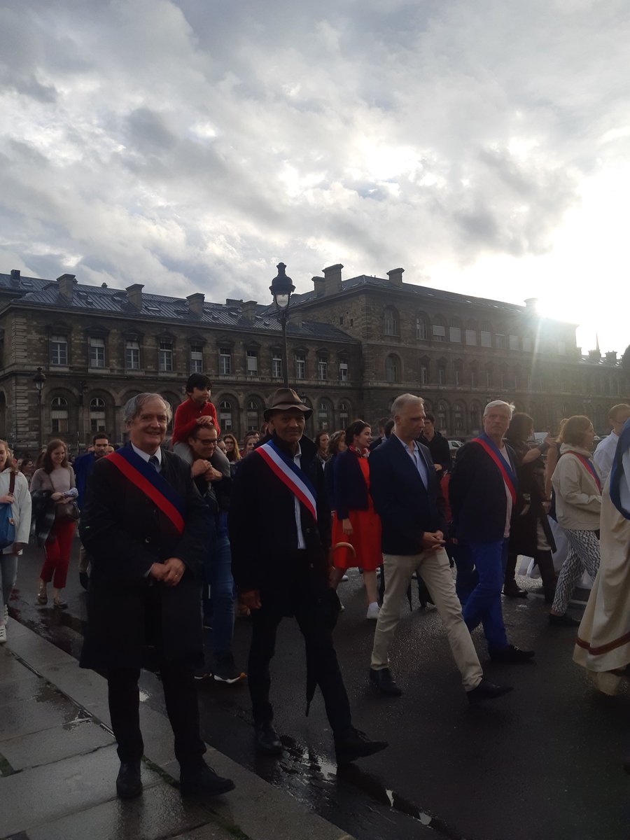 Merci Sainte Geneviève d'avoir  réuni nos arrondissements parisiens dans toutes nos diversités!