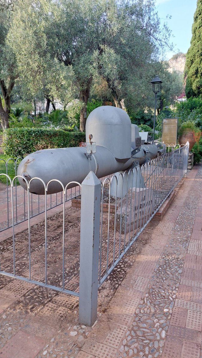 perezreverte's tweet photo. Me gusta esto. Ahora, cada vez que los lectores encuentran un maiale en algún lugar de Italia (éste se halla expuesto en Taormina), me envían las fotos. Siempre dije que un lector es un amigo. Y en este caso, obviamente, amigos fieles. https://t.co/qEl2KD4Wci