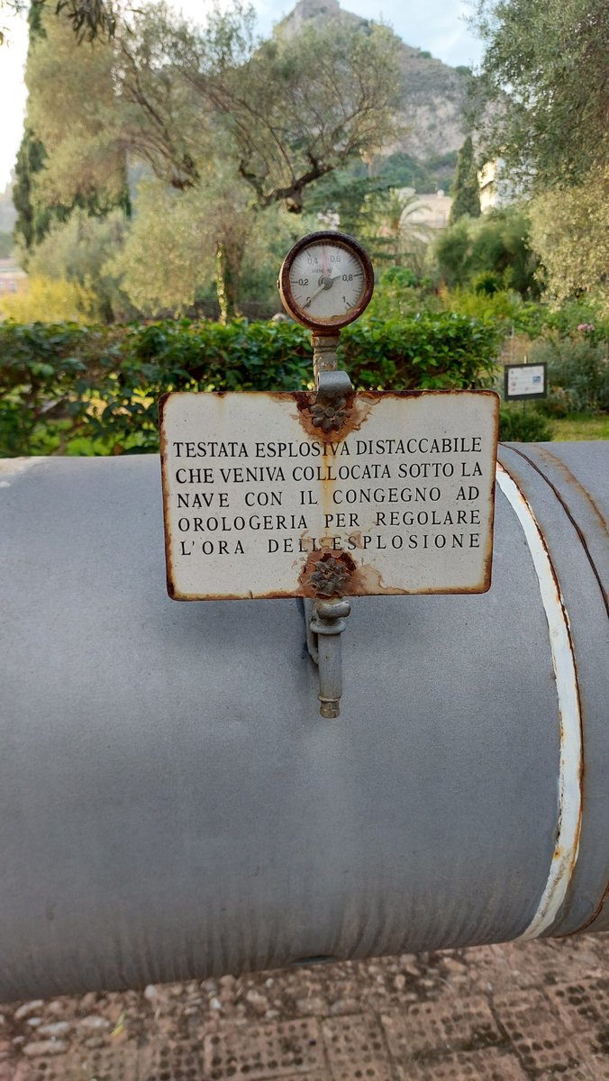 perezreverte's tweet photo. Me gusta esto. Ahora, cada vez que los lectores encuentran un maiale en algún lugar de Italia (éste se halla expuesto en Taormina), me envían las fotos. Siempre dije que un lector es un amigo. Y en este caso, obviamente, amigos fieles. https://t.co/qEl2KD4Wci
