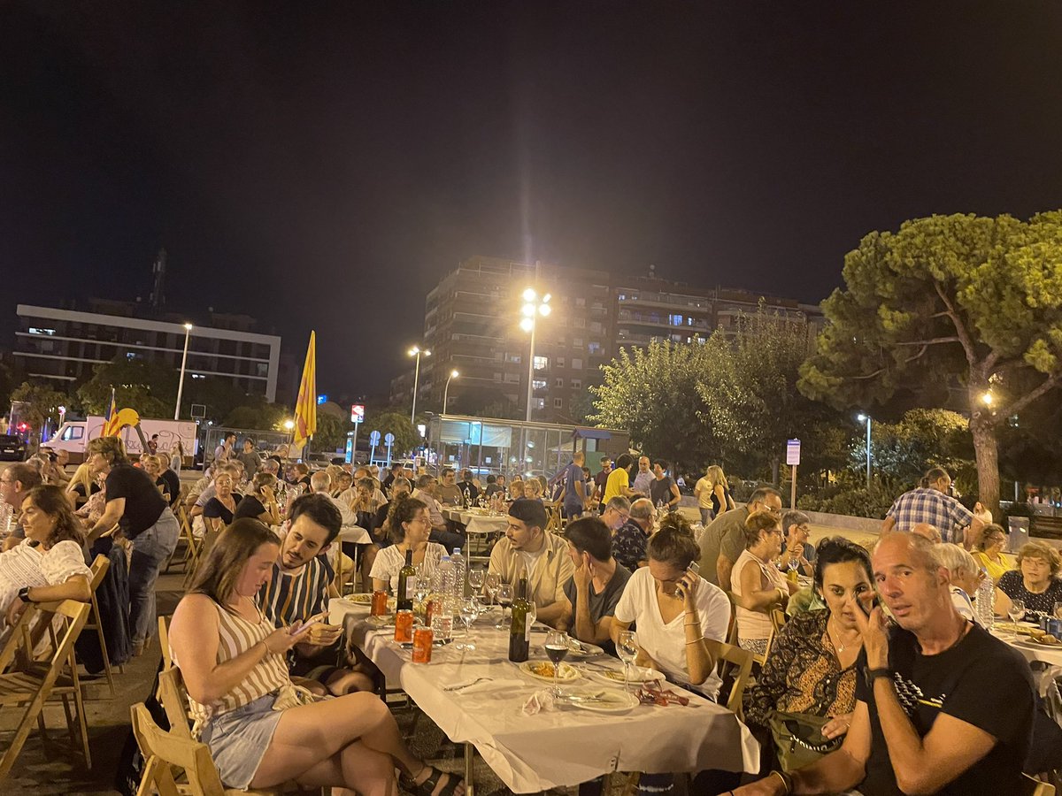 annalaracarmona's tweet photo. Sopar de la Comissió @OnzeSetembreBdn #Badalona on ens trobem la ciutadania, partits polítics i entitats en defensa de la llibertat dels Països Catalans.
Agrair les paraules de @LaIntersindical, @llenguacat i l'@olafdoesstuff de Young Scott for Independence.
#ViscalaTerra https://t.co/E1aUk4wtgR