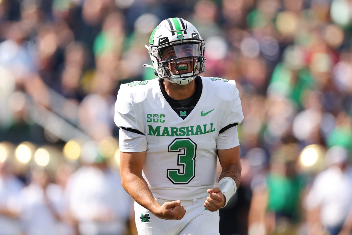 BleacherReport's tweet photo. DOWN GOES NO. 8 NOTRE DAME‼️

Marshall upsets the Fighting Irish in South Bend, 26-21 https://t.co/LZ0Hln9oyZ