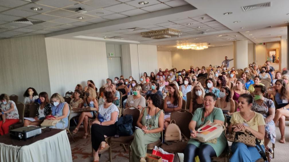 Katbenreilly's tweet photo. What an amazing audience! Thank you for attending our presentation. On behalf of the @ExpressElt family, we would like to wish you a happy school year! photo credits: Joanne Tourkomeni #academicpresentation #teachertraining #thankyouall https://t.co/tVSvOIYgHg