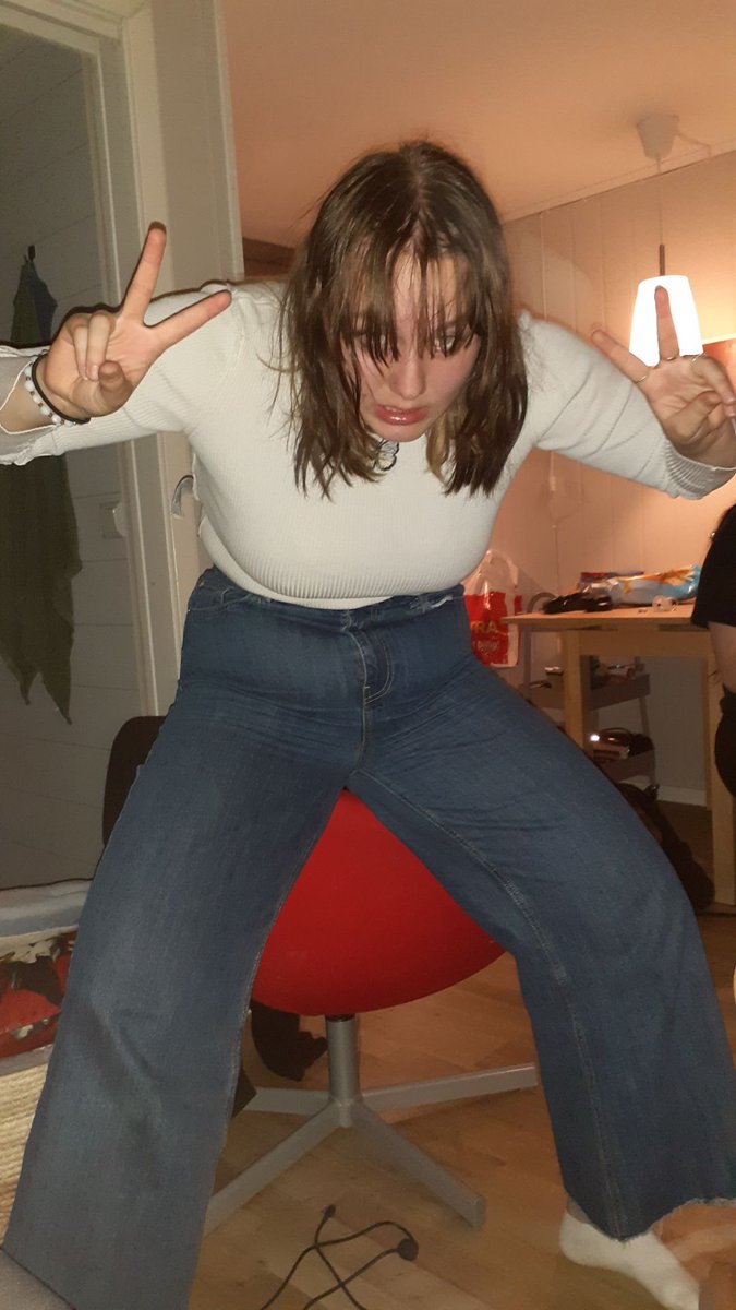 idkWelp2's tweet photo. Jeg burde ringe henne…………..
#norgefitte https://t.co/qpsbBrXZYr