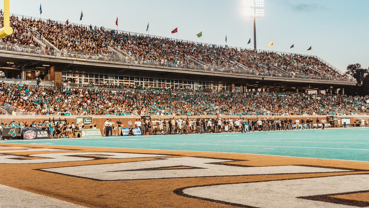 javariusg_'s tweet photo. After a great experience at @CoastalFootball and a great conversation with Coach @CoachChadwell &amp; Coach @coachmjdixon, I am blessed to receive an offer from Coastal Carolina University! #ChantsUp
@Ftballman39 @omarporter1 @CrestFBRecruits @RivalsFriedman @BrianDohn247 @adamgorney https://t.co/0QLPD4Lrbm