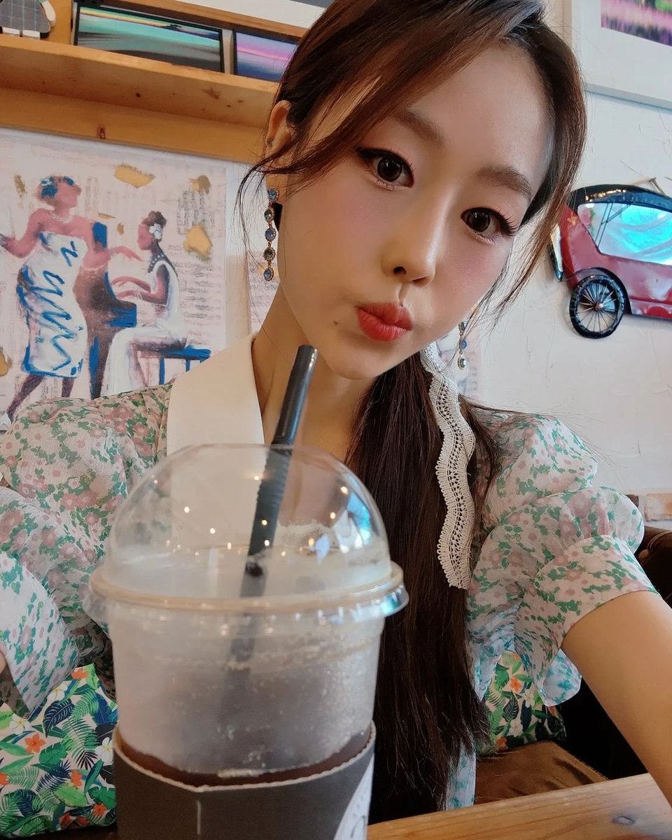 geulyz's tweet photo. 220909 #Lovelyz #LEESUJEONG INSTAGRAM
See you at #MrRadio relatable by generation #MZLab later at 5 PM too😙💙 https://t.co/gH0pli6C9M