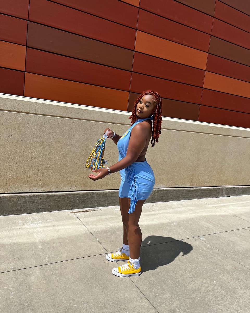 swanyaee's tweet photo. Who biggerrrr ?! https://t.co/lLxAw9tnJ6