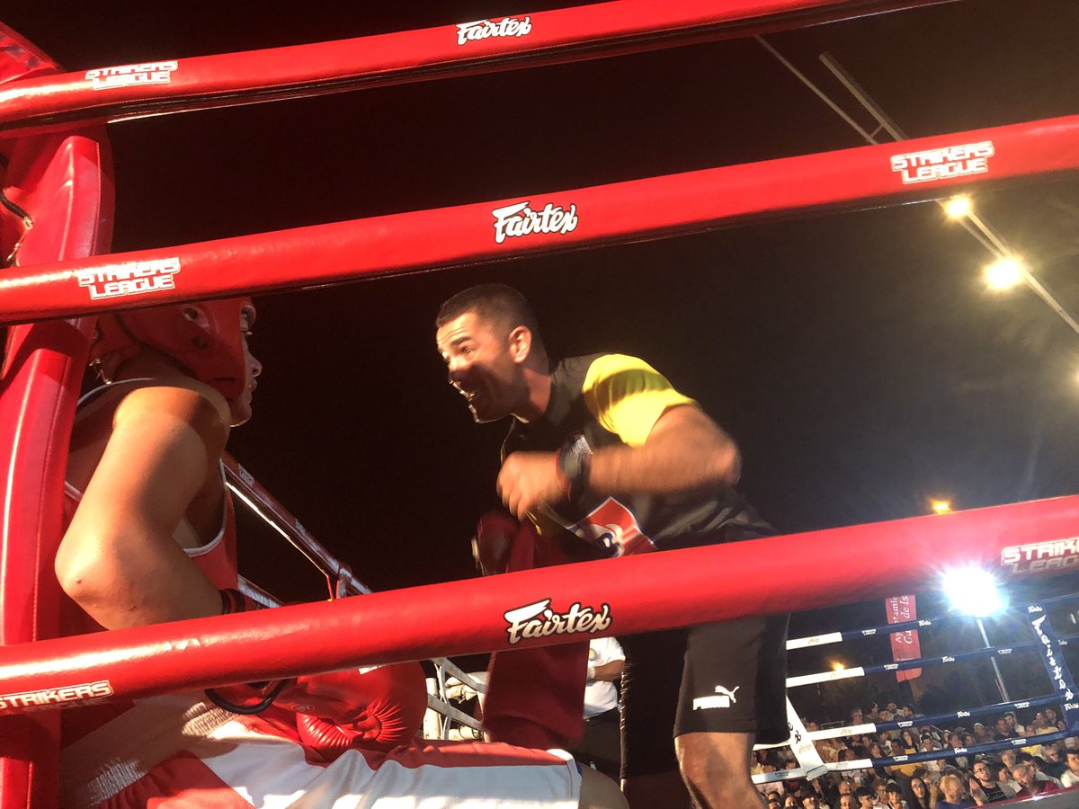 Sandro Dinamita Dominguez intentó que Willian ganara su cómbate pero no fue posible a pesar del gran trabajo XXVI velada de boxeo en Guia de Isora Sur de Tenerife