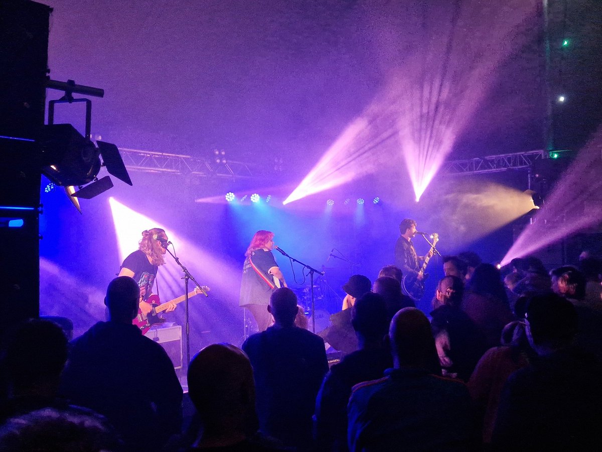 ArjandeVet's tweet photo. Via Psychedelic Porn Crumpets (wel leuk), Sprints (mwah), Protomartyr (goed, met gitariste/toetseniste/zangeres erbij) nu aangeland bij afsluiter TRAAMS. #mf22 #MistyFields https://t.co/NtetcmsJZ6