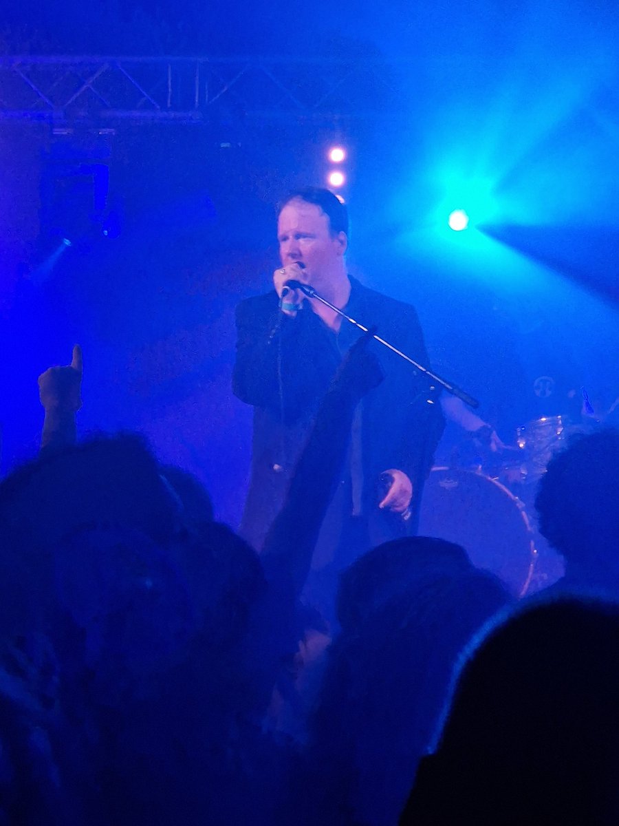 ArjandeVet's tweet photo. Via Psychedelic Porn Crumpets (wel leuk), Sprints (mwah), Protomartyr (goed, met gitariste/toetseniste/zangeres erbij) nu aangeland bij afsluiter TRAAMS. #mf22 #MistyFields https://t.co/NtetcmsJZ6